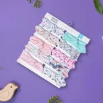 unesite dašak šarma u svaki dan vaše devojčice uz aifeier trake sa mašnicama – set od 10 prelepih, udobnih i rastegljivih traka koje pristaju svakoj glavi bez osećaja stezanja. napravljene od mekog, prozračnog pamuka, savršene su za svakodnevno nošenje – od šetnje do fotografisanja. svaka traka ima svoj jedinstveni dezen i boju, što vam omogućava da lako uklapate uz različite kombinacije garderobe. idealne su i kao poklon za novorođenče, rođendan ili baby shower.