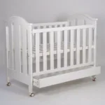 dečiji drveni krevetac 1618 sa spuštajućom stranicom, točkićima i fiokom (3 položaja)