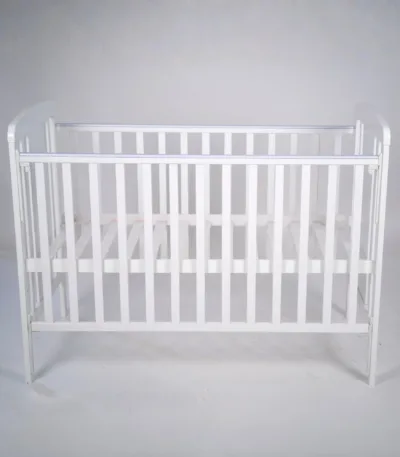 dečiji drveni krevetac 1720 sa pomičnom stranicom i držačem za baldahin (2 položaja)