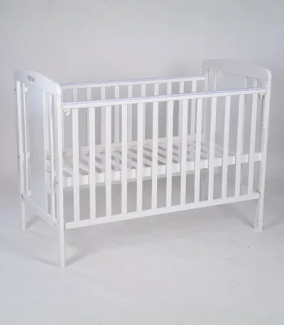 dečiji drveni krevetac 1720 sa pomičnom stranicom i držačem za baldahin (2 položaja)