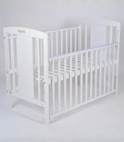 dečiji drveni krevetac 1720 sa pomičnom stranicom i držačem za baldahin (2 položaja)