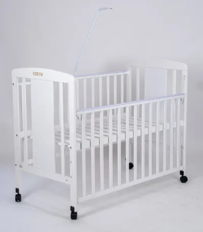 dečiji drveni krevetac 1720 sa pomičnom stranicom i držačem za baldahin (2 položaja)