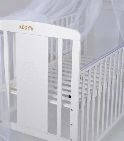 dečiji drveni krevetac 1720 sa pomičnom stranicom i držačem za baldahin (2 položaja)