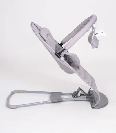 njihalica za bebe sa lukom i igračkama – 2 boje (svetlo siva / svetlo zelena)