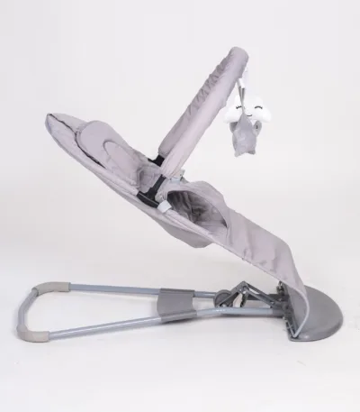 njihalica za bebe sa lukom i igračkama – 2 boje (svetlo siva / svetlo zelena)