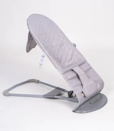 njihalica za bebe sa lukom i igračkama – 2 boje (svetlo siva / svetlo zelena)