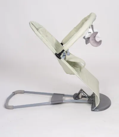 njihalica za bebe sa lukom i igračkama – 2 boje (svetlo siva / svetlo zelena)