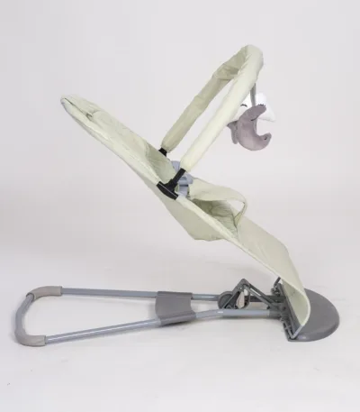 njihalica za bebe sa lukom i igračkama – 2 boje (svetlo siva / svetlo zelena)