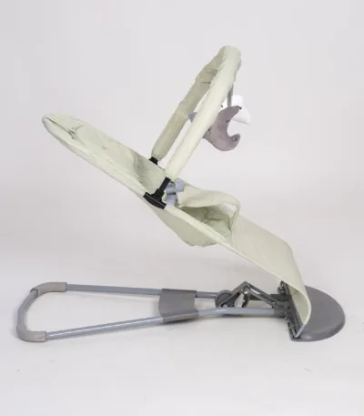 njihalica za bebe sa lukom i igračkama – 2 boje (svetlo siva / svetlo zelena)