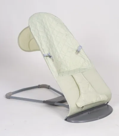 njihalica za bebe sa lukom i igračkama – 2 boje (svetlo siva / svetlo zelena)