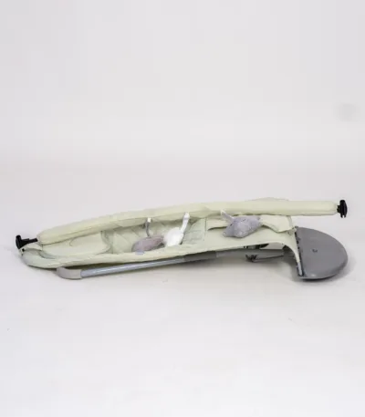 njihalica za bebe sa lukom i igračkama – 2 boje (svetlo siva / svetlo zelena)