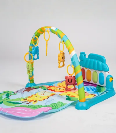 muzička podloga za bebe sa lukom, igračkicama i klavirom – model 518a 25 (na baterije)