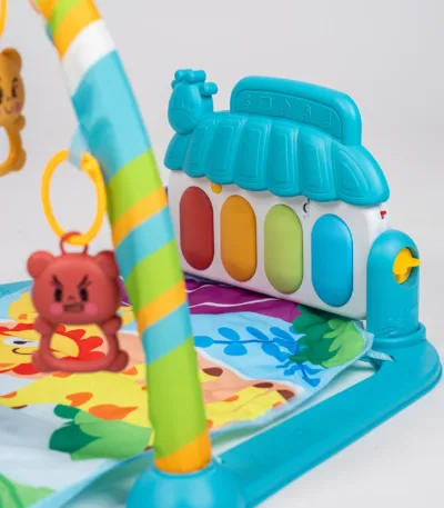 muzička podloga za bebe sa lukom, igračkicama i klavirom – model 518a 25 (na baterije)