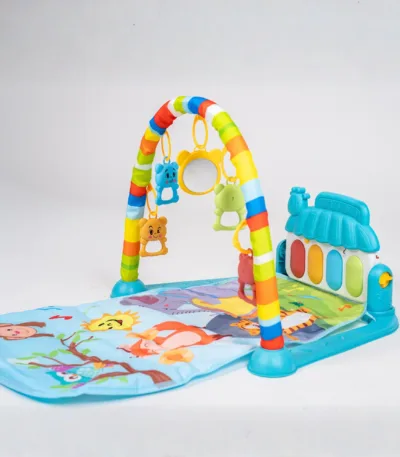 muzička podloga za bebe sa lukom i igračkicama – model 518a 28 (na baterije)