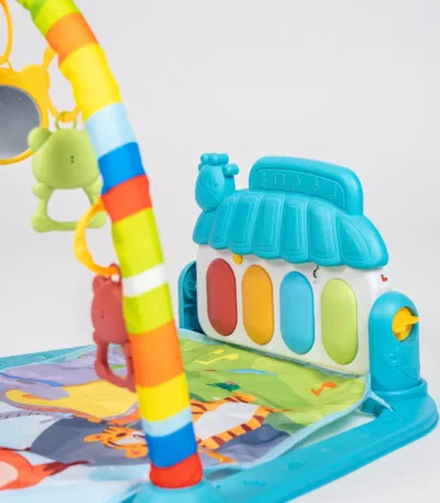 muzička podloga za bebe sa lukom i igračkicama – model 518a 28 (na baterije)